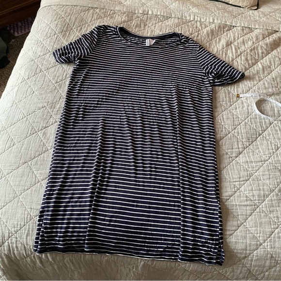 H&M Dresses & Skirts - H&M Navy and white tshirt dress size small
